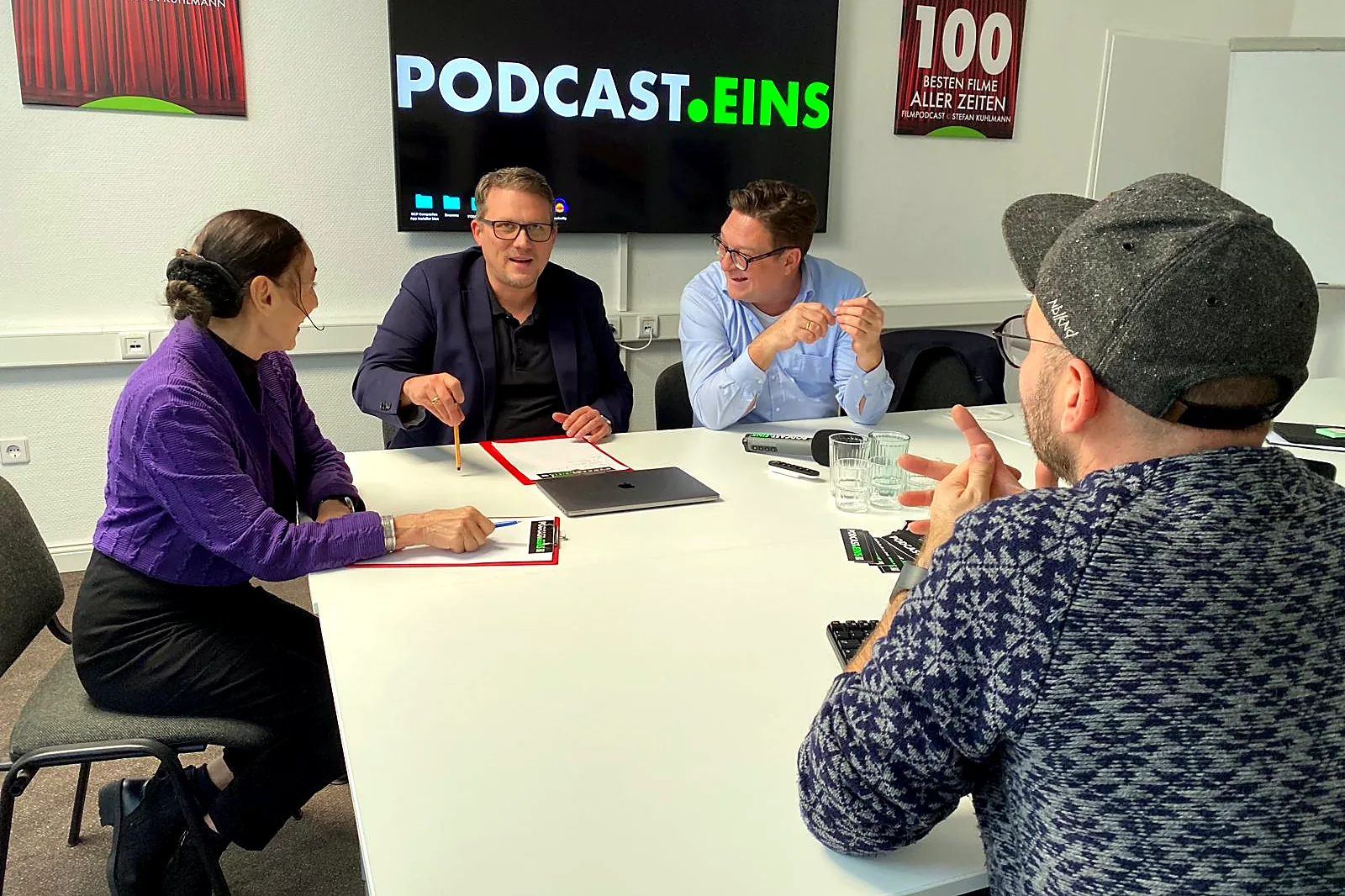 Konzeptrunde des PODCAST.EINS-Teams am Besprechungstisch